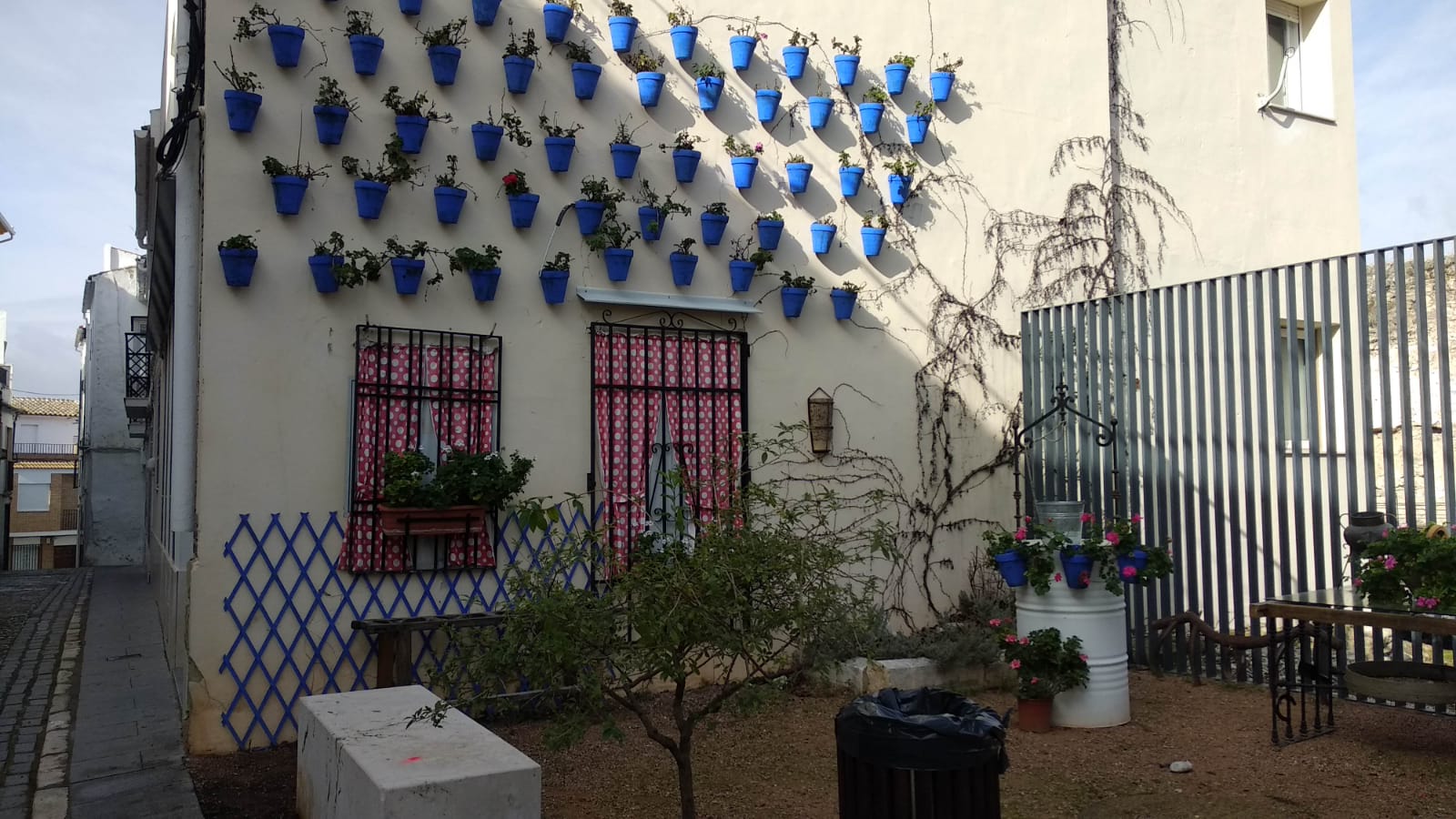 pared de casa decorada en Doña Mencia